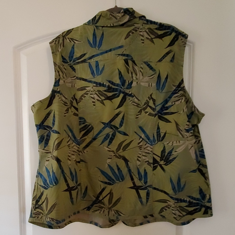 Vest/Shirt - Picture 3 of 4